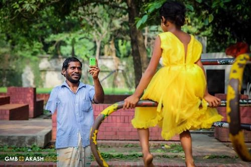 Niềm hạnh phúc của người cha ăn xin tích góp tiền 2 năm để mua váy mới tặng con gái - 1