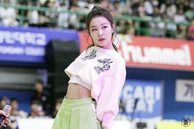 Sở hữu vòng eo con kiến ít sao k-pop nào lại chăm chỉ diện crop-top như seulgi - 10