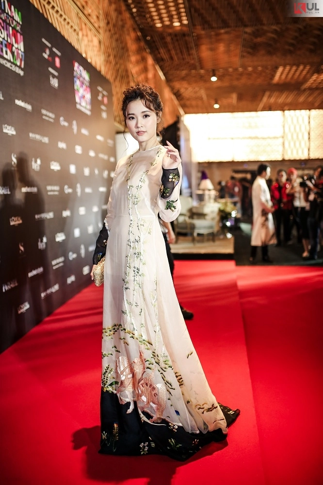 Vifw 2017 hậu scandal minh hằng vẫn rực rỡ trên thảm đỏ katy nguyễn gợi cảm hơn tuổi 18 ở ngày đầu tiên - 8