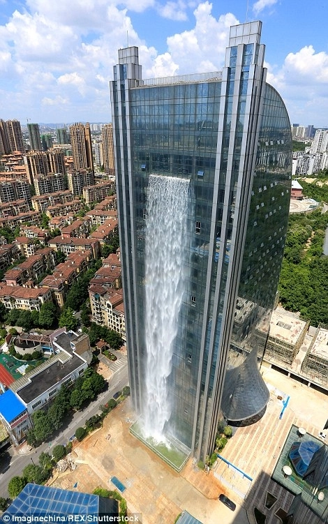 Cận cảnh thác nước khổng lồ đổ xuống từ tòa nhà cao tầng tuyệt đẹp - 1