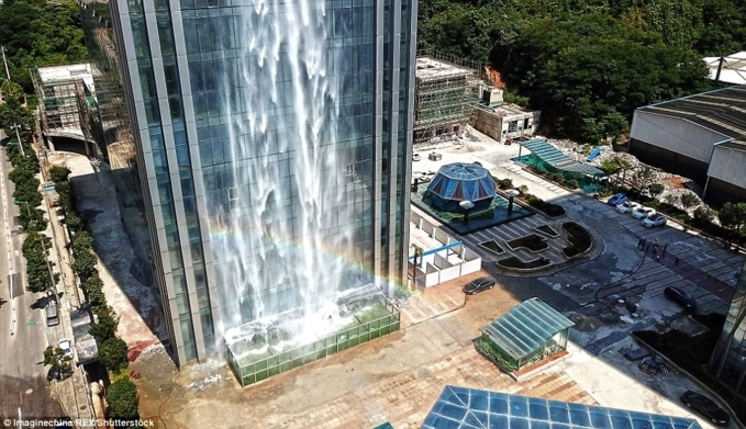 Cận cảnh thác nước khổng lồ đổ xuống từ tòa nhà cao tầng tuyệt đẹp - 4