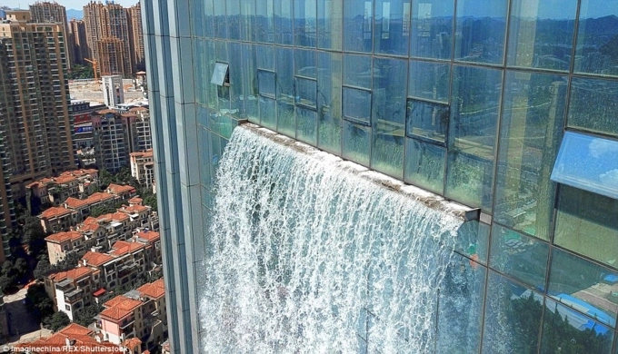 Cận cảnh thác nước khổng lồ đổ xuống từ tòa nhà cao tầng tuyệt đẹp - 8