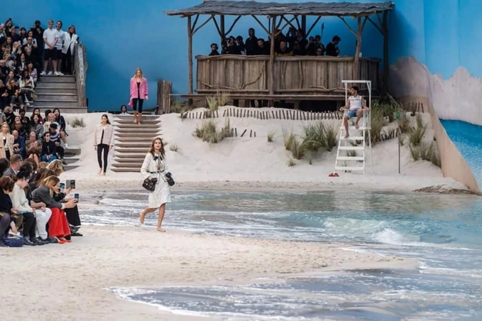 Chanel lại khiến cả thế giới sững sờ khi đem bãi biển vào lòng paris - 2