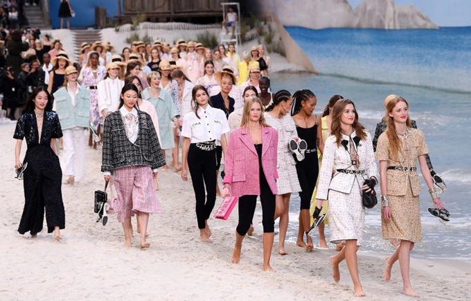 Chanel lại khiến cả thế giới sững sờ khi đem bãi biển vào lòng paris - 4