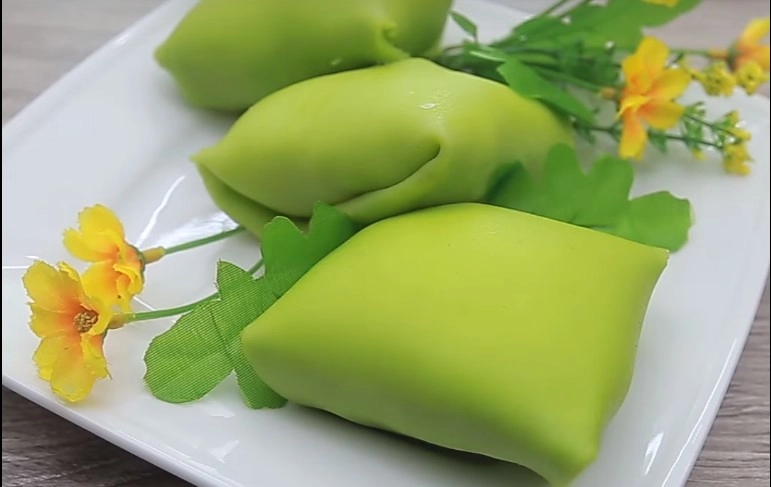 Cuối tuần trổ tài làm bánh crepe sầu riêng lá dứa thơm ngon - 3