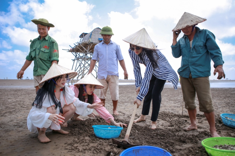 Diệu nhi sĩ thanh yaya trương nhi trở thành ngư dân đi cào nghêu hái dưa giữa trời nắng nóng - 2