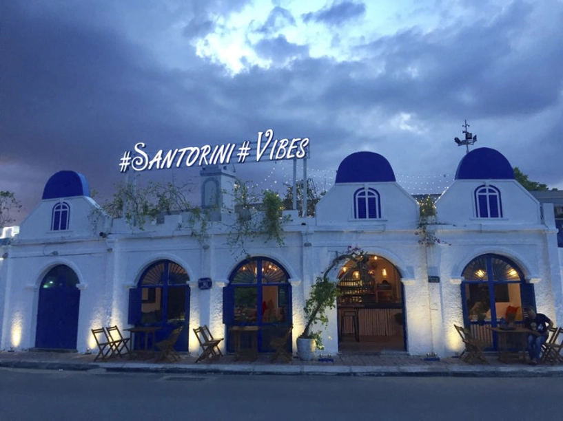 Lạc vào quán cà phê santorini thu nhỏ ven hồ tây - 2