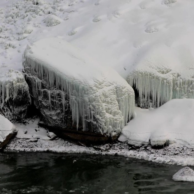 Thác nước hùng vĩ giữa canada và mỹ đóng băng đẹp tranh vẽ dưới nhiệt độ -67 độ c - 1