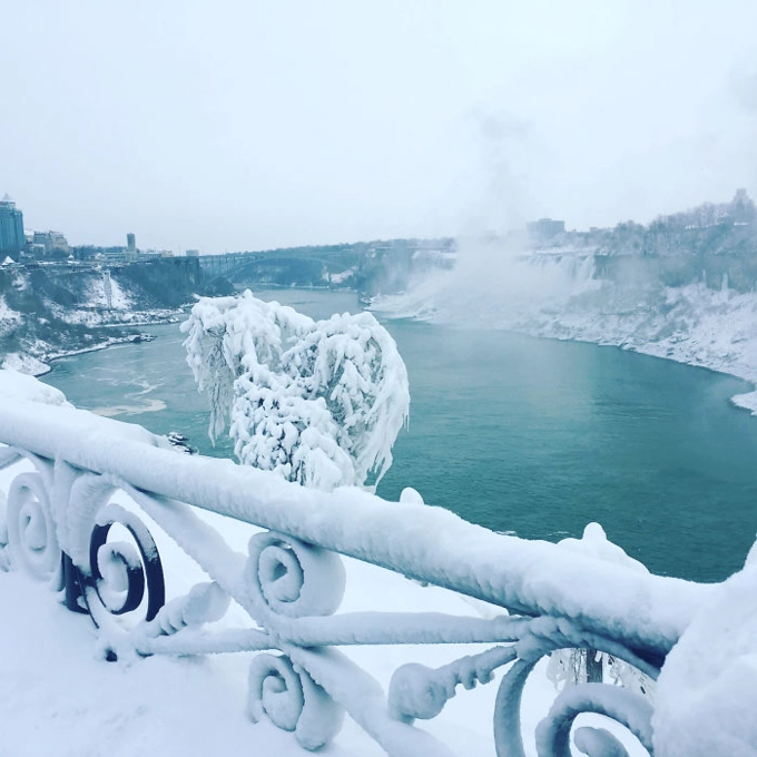 Thác nước hùng vĩ giữa canada và mỹ đóng băng đẹp tranh vẽ dưới nhiệt độ -67 độ c - 3