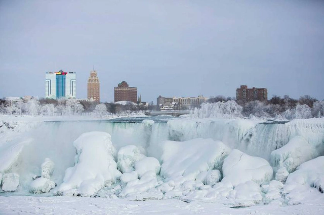 Thác nước hùng vĩ giữa canada và mỹ đóng băng đẹp tranh vẽ dưới nhiệt độ -67 độ c - 7