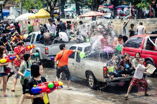 Trốn cái nóng muốn bùng cháy của mùa hè cùng 8 lễ hội nước nổi tiếng trên thế giới - 3