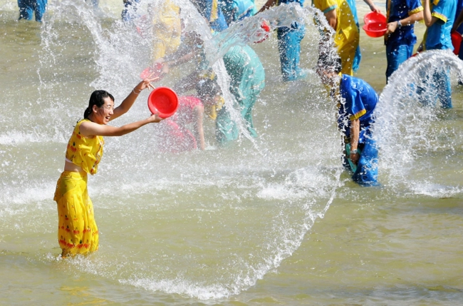 Trốn cái nóng muốn bùng cháy của mùa hè cùng 8 lễ hội nước nổi tiếng trên thế giới - 8