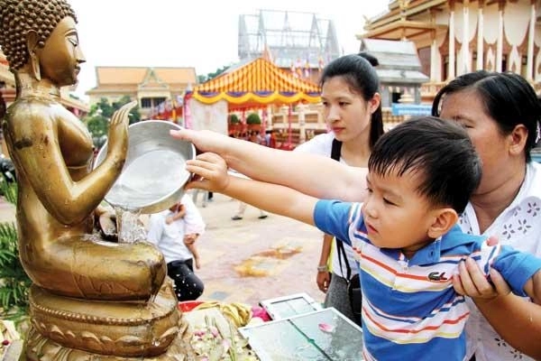 Trốn cái nóng muốn bùng cháy của mùa hè cùng 8 lễ hội nước nổi tiếng trên thế giới - 12