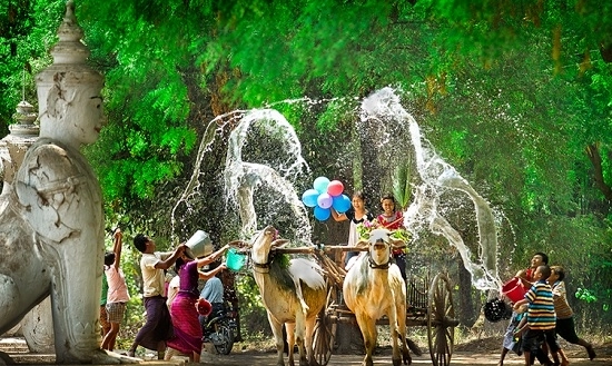 Trốn cái nóng muốn bùng cháy của mùa hè cùng 8 lễ hội nước nổi tiếng trên thế giới - 13