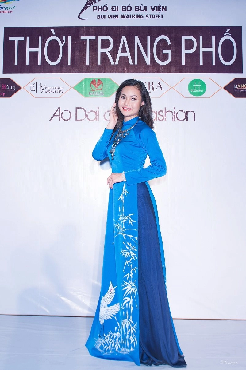 Miss community nguyễn thanh trúc diễn thời trang ngay dưới trời mưa - 7