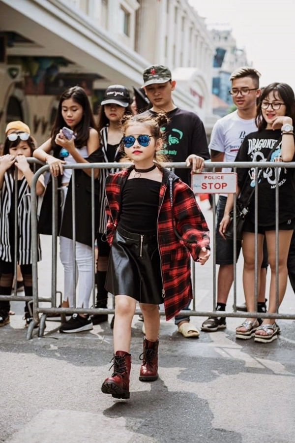 The best street style ngày đầu tiên dàn ngôi sao thời trang nhí chất như nước cất - 7
