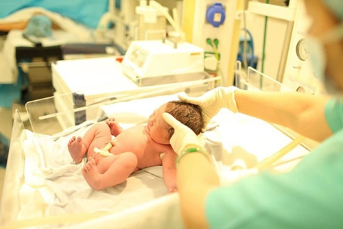 10 tiêu chuẩn của một em bé khỏe mạnh lúc mới sinh - 1