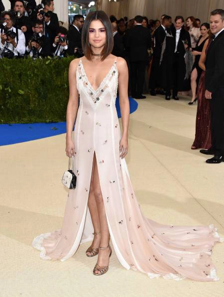 Bí mật ít ai biết tới của selena gomez tại met gala 2017 - 3