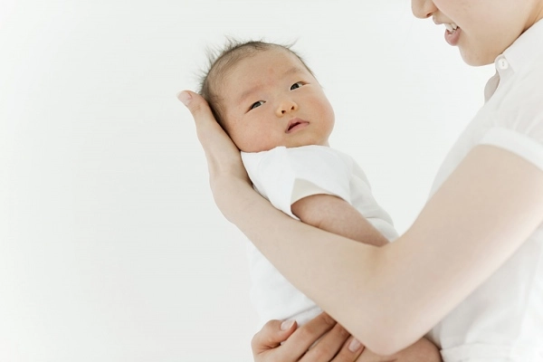 Cách bế trẻ sơ sinh chuẩn nhất để xương sống bé không bị cong vẹo - 3