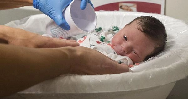 Cách tắm mới cho trẻ sơ sinh vừa nhanh sạch mà bé không khóc được bác sĩ khuyên dùng - 2