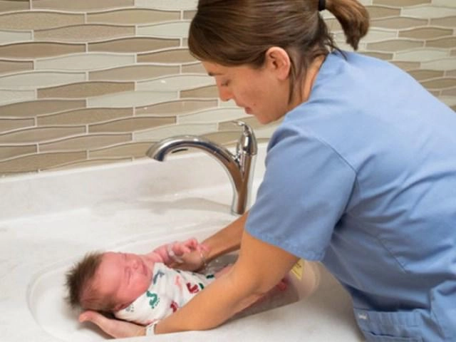 Cách tắm mới cho trẻ sơ sinh vừa nhanh sạch mà bé không khóc được bác sĩ khuyên dùng - 3