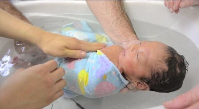 Cách tắm mới cho trẻ sơ sinh vừa nhanh sạch mà bé không khóc được bác sĩ khuyên dùng - 4