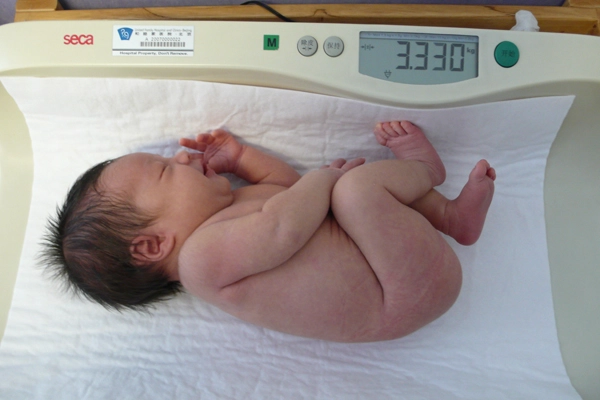 Cân nặng trẻ sơ sinh bao nhiêu là chuẩn nhất - 1