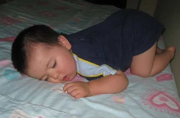 Hóa giải nguyên nhân vì sao 90 trẻ nhỏ thích nằm ngủ úp bụng sấp mặt - 3
