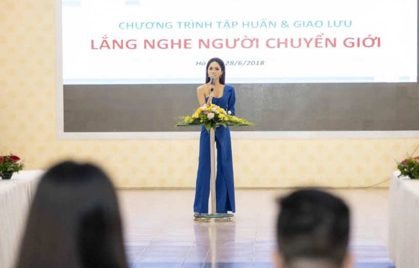 Hoa hậu hương giang diện đồ bất đối xứng kêu gọi cộng đồng bớt kỳ thị người chuyển giới - 7