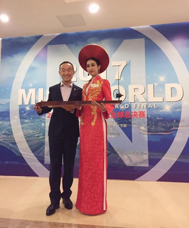 Hoa hậu mỹ linh thể hiện trống cơm bằng đàn bầu tại miss world 2017 - 3