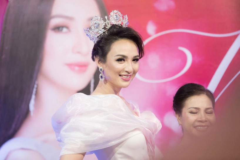 Hoa hậu ngọc diễm bật khóc trong đêm kỷ niệm 10 năm đăng quang - 1