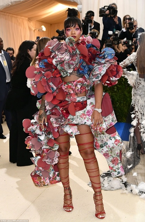 Kendall jenner diện váy hở từ đầu đến chân gây xôn xao met gala - 9