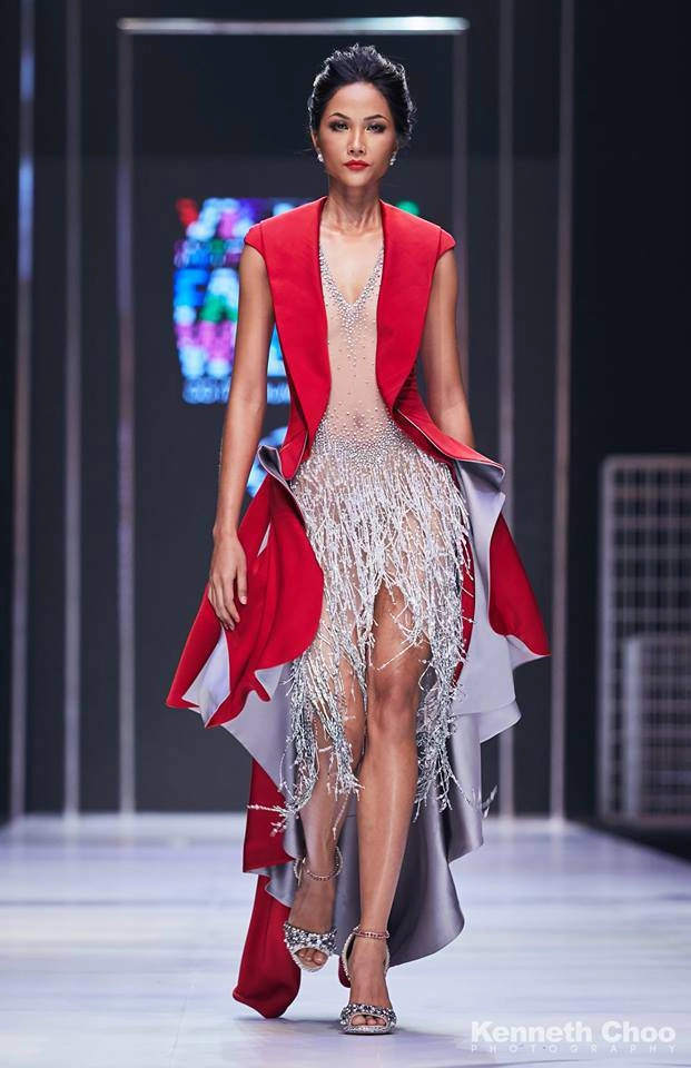 Khi còn là người mẫu hoa hậu h hen niê đã có màn catwalk đỉnh cao dù giày quá rộng - 3