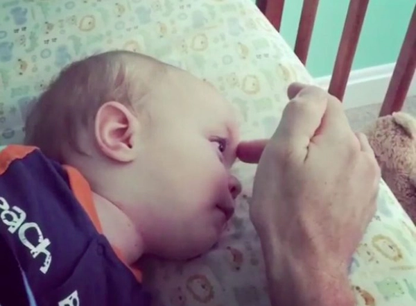 Mẹo vuốt ve sống mũi dùng khăn giấy giúp bé ngủ ngon trong tích tắc - 1
