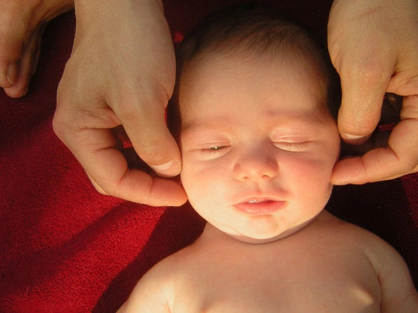 Mẹo vuốt ve sống mũi dùng khăn giấy giúp bé ngủ ngon trong tích tắc - 4