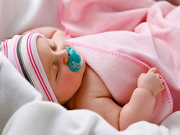 Mẹo vuốt ve sống mũi dùng khăn giấy giúp bé ngủ ngon trong tích tắc - 5