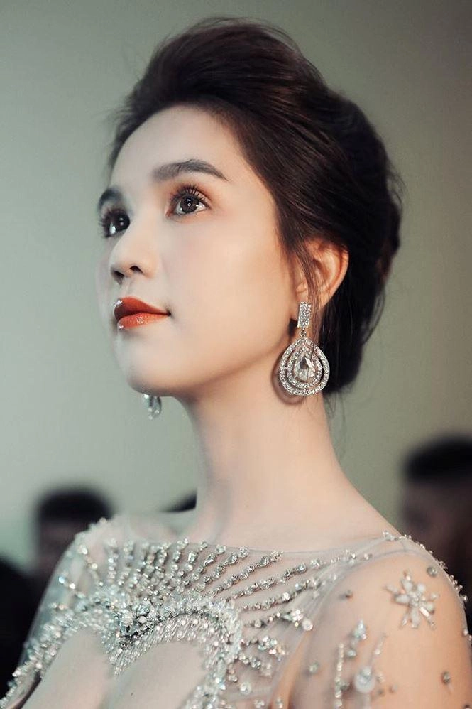 Ngọc trinh khẳng định đẳng cấp ngọc nữ hàng đầu showbiz sau khi bị chê mặt tròn bắp tay to - 9