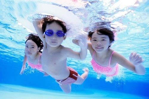 Những kỹ năng an toàn ở bể bơi bố mẹ cần dạy trẻ - 2