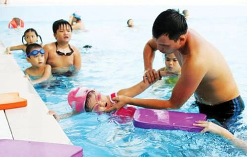 Những kỹ năng an toàn ở bể bơi bố mẹ cần dạy trẻ - 3