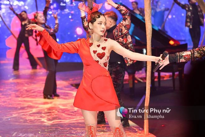 Phạm hương và hương giang đốt cháy sàn diễn khi làm vedette trong show đỗ long - 10