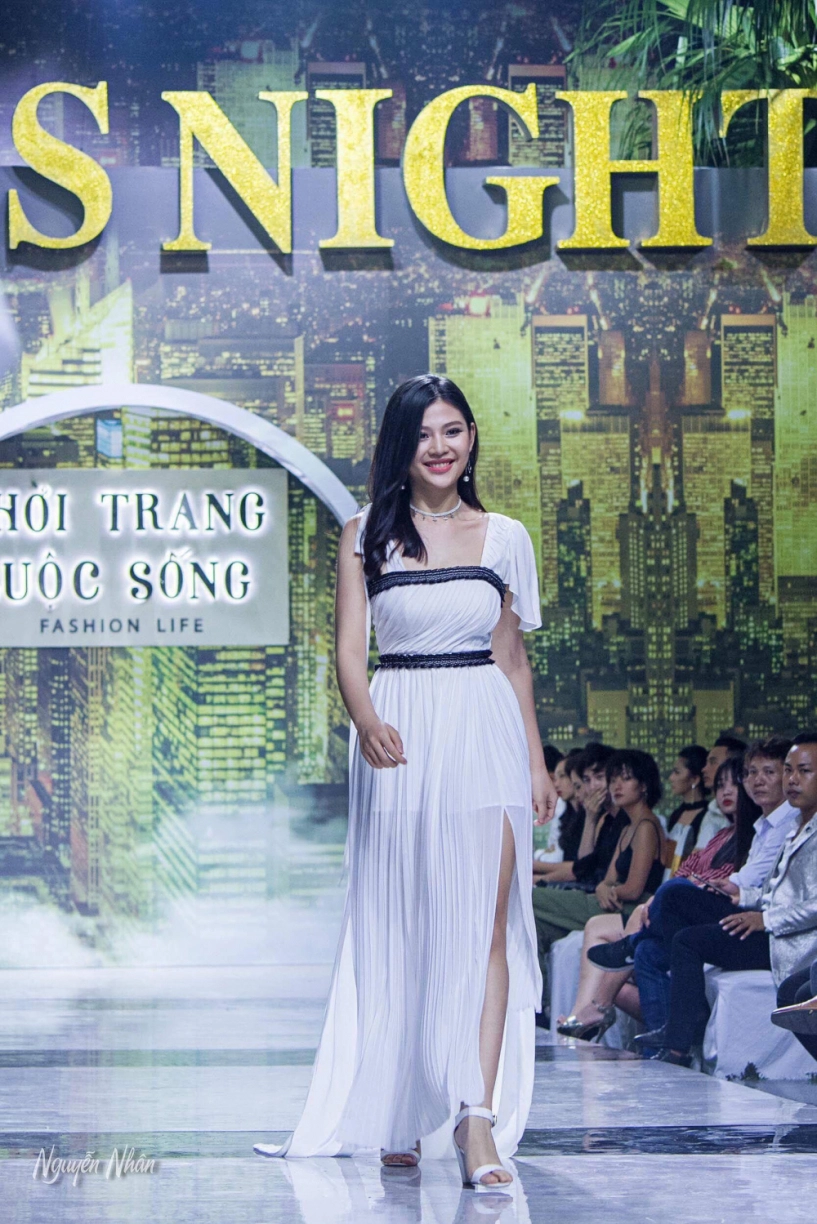 Sau khi sinh con chúng huyền thanh lần đầu tái xuất sánh bước cùng chồng trên sàn catwalk - 1