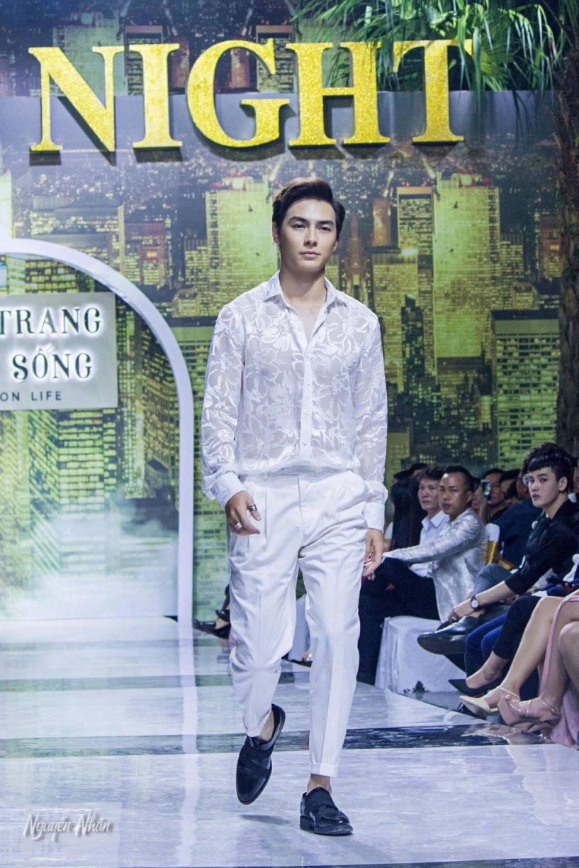 Sau khi sinh con chúng huyền thanh lần đầu tái xuất sánh bước cùng chồng trên sàn catwalk - 2