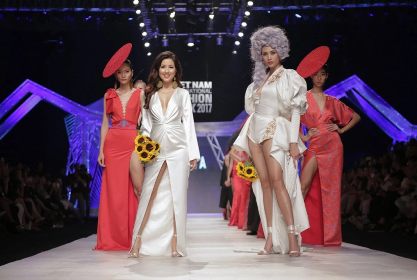 Siêu mẫu hoàng yến hóa thân thành nữ bá tước catwalk kiêu hãnh trên sàn diễn - 3