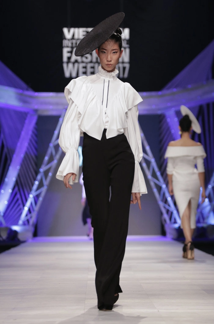 Siêu mẫu hoàng yến hóa thân thành nữ bá tước catwalk kiêu hãnh trên sàn diễn - 7