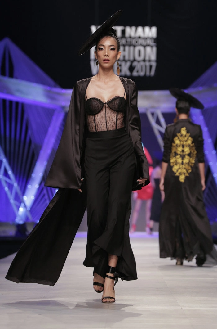 Siêu mẫu hoàng yến hóa thân thành nữ bá tước catwalk kiêu hãnh trên sàn diễn - 9