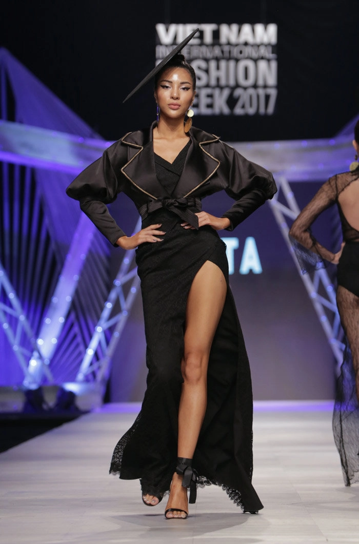 Siêu mẫu hoàng yến hóa thân thành nữ bá tước catwalk kiêu hãnh trên sàn diễn - 10