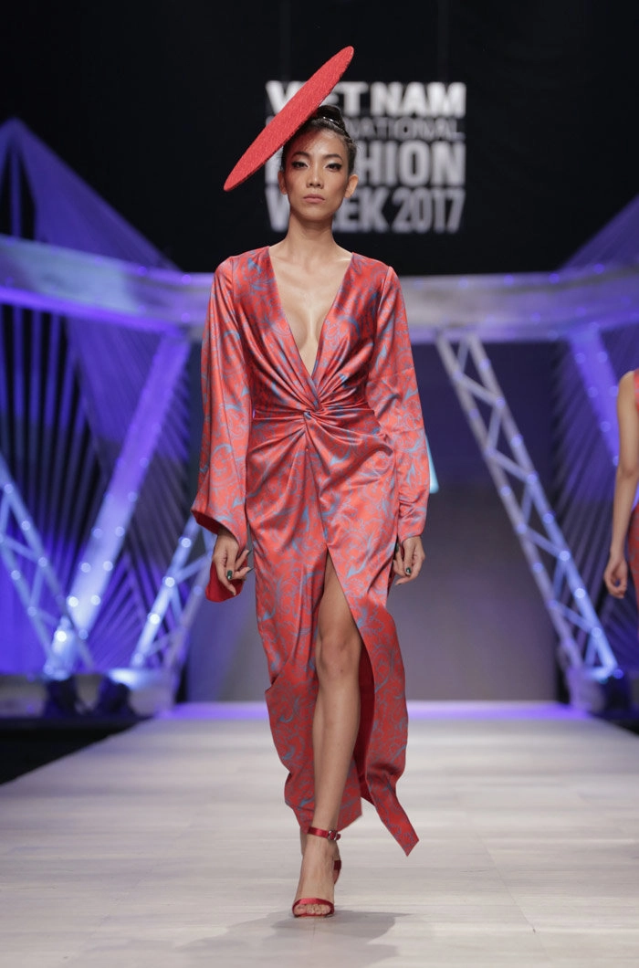 Siêu mẫu hoàng yến hóa thân thành nữ bá tước catwalk kiêu hãnh trên sàn diễn - 13