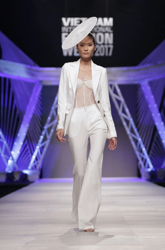 Siêu mẫu hoàng yến hóa thân thành nữ bá tước catwalk kiêu hãnh trên sàn diễn - 6