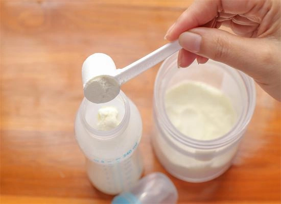 Sữa đắt tiền đến mấy mà mẹ mắc 7 sai lầm này khi pha chất dinh dưỡng đều mất hết - 3