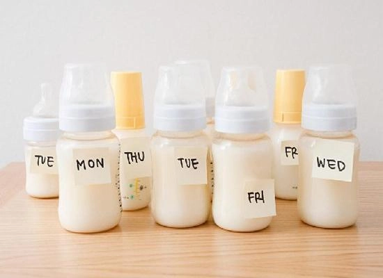 Sữa đắt tiền đến mấy mà mẹ mắc 7 sai lầm này khi pha chất dinh dưỡng đều mất hết - 4